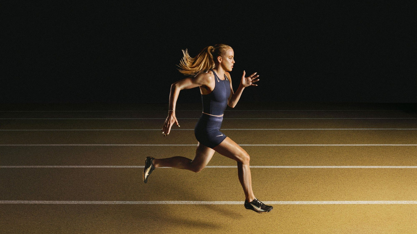 Atleta de Nike corriendo en la pista
